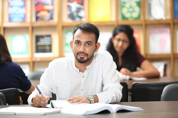 How can a PGDM management course help students?